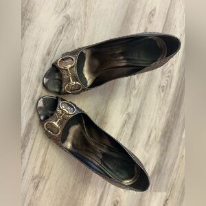 Gucci silver snakeskin horsebit peeptoe heels size 38